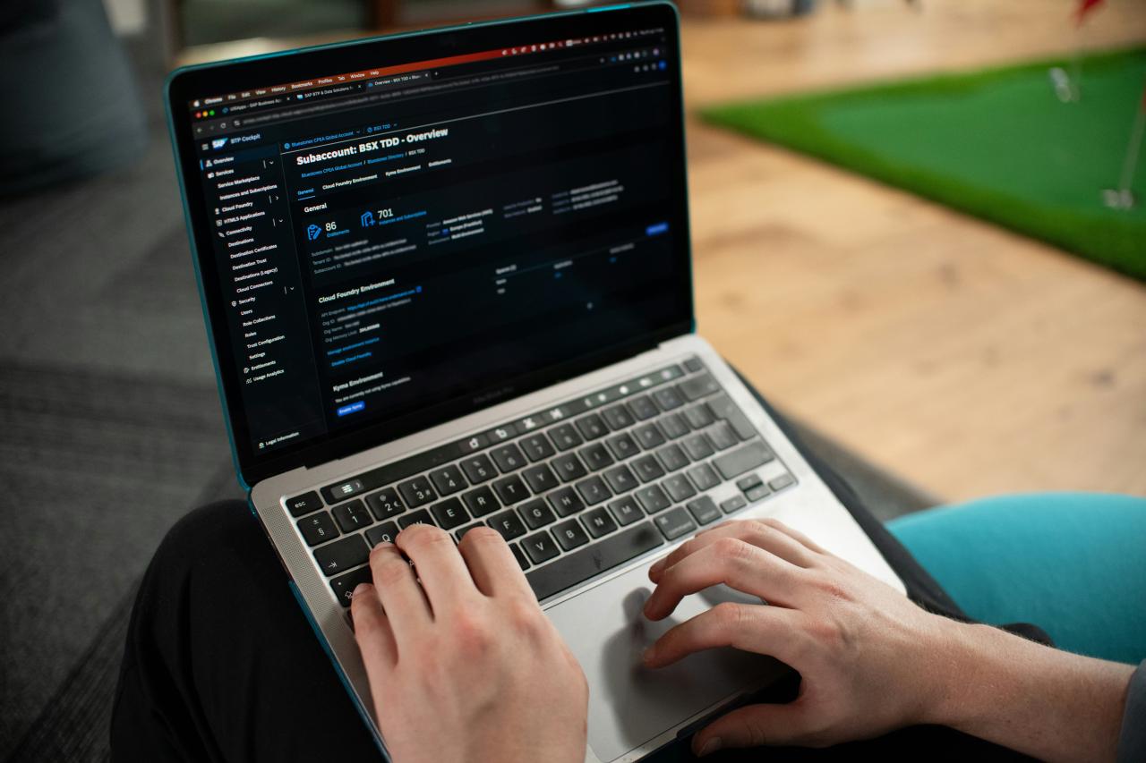 Tangan mengetik di layar komputer laptop