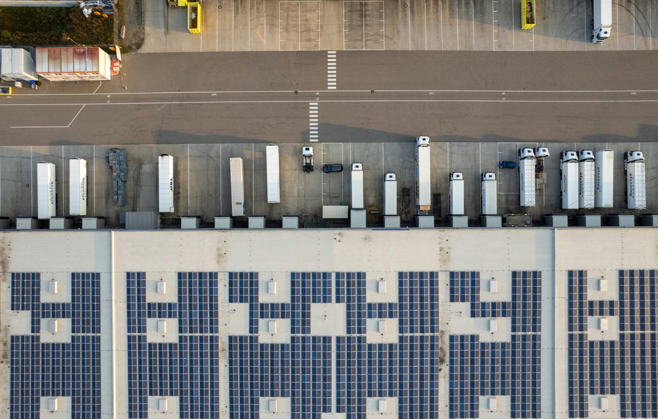 Pemandangan udara tempat parkir dengan mobil