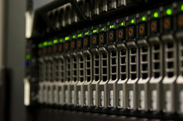 Rak server dengan lampu hijau berkedip