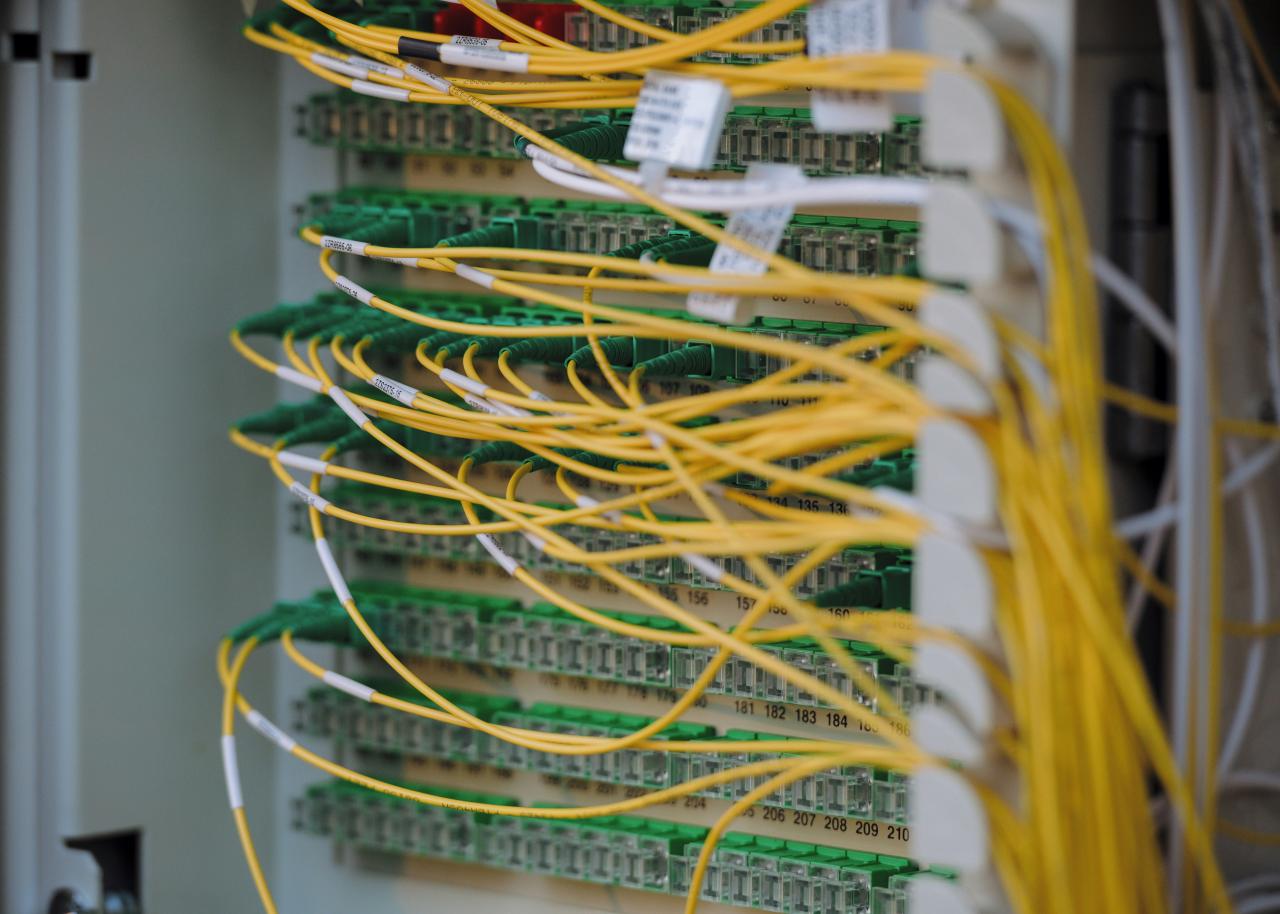 Kabel kuning dan hijau terhubung dengan rapi.