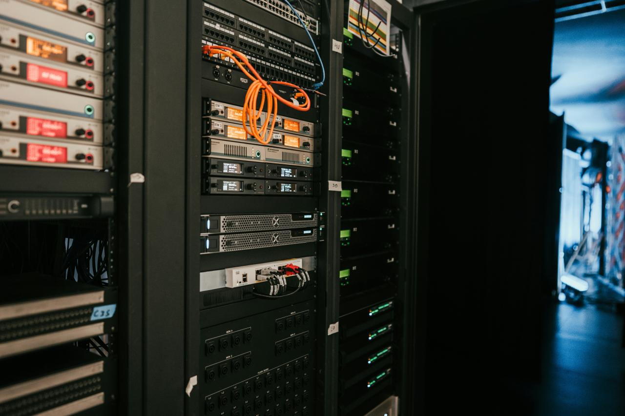 rak server di ruang server