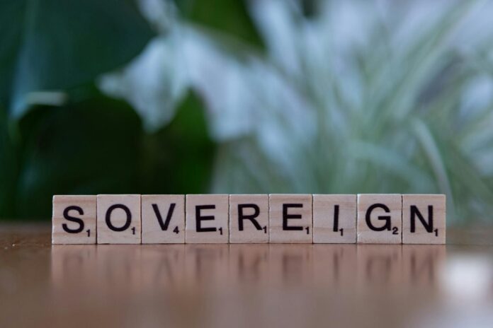 Ubin Scrabble mengeja sovereignn di atas meja