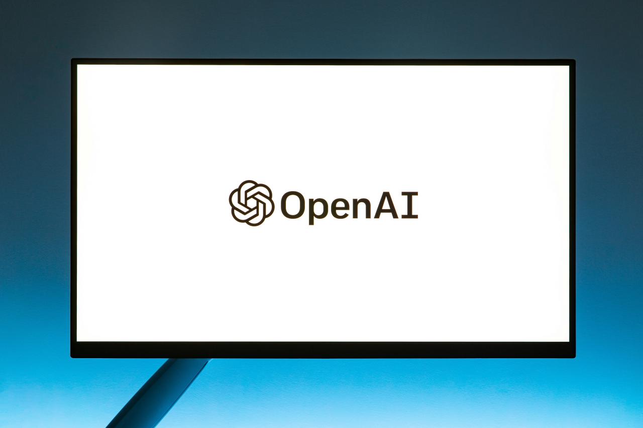 layar komputer dengan logo AI terbuka di atasnya